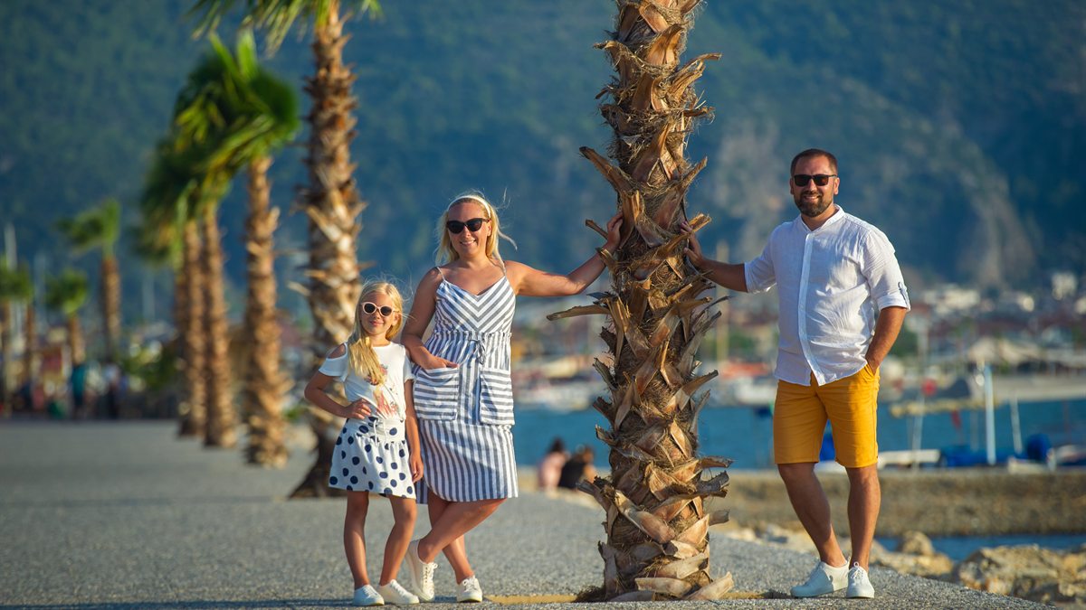 Familie auf Promenade als Symbolbild für Lara-Resorts