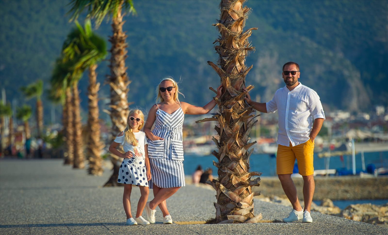 Familie unter Palmen als Symbolbild für Titanic Luxury Collection Bodrum